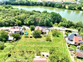 Exkluzivně - Prodej stavebního pozemku 530 m2, Praha 9 - Dolní Počernice, ul. Nad rybníkem