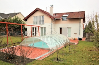 Prodej nadstandardního RD 5+kk/G/T/B  175 m2 na pozemku 785 m2, Bašť (okres Praha-východ)